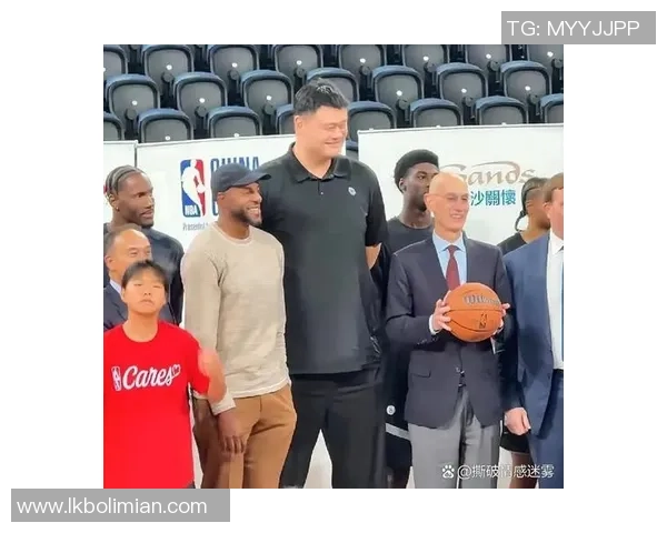 姚明归来球场欢呼声震天球迷热情点燃篮球梦想与激情